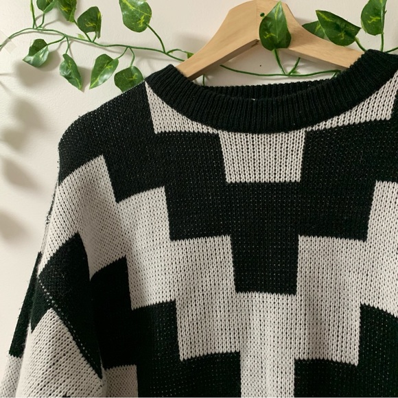 Vintage Knit Sweater 🤍 - Picture 2 of 7